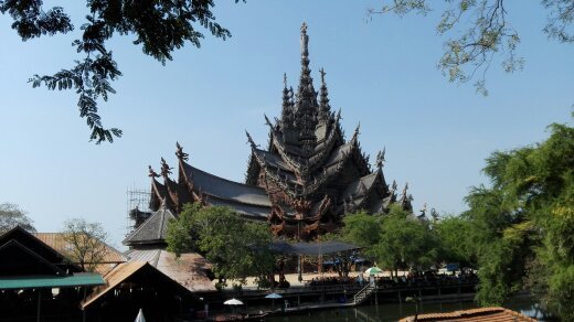 　２月１３日（月）～２４日（金）まで、タイのパタヤ、チェンマイ、バンコクで、ゴルフを中心に、周辺の観光をしてきました。<br /><br />　この第１編では、出発からパタヤでの５日間を報告します。<br /><br />　表題の写真は、パタヤビーチの北、ナクルア通りにある、不思議な巨大木造建築寺院「サンクチュアリ・オブ・トゥルース」。１９８１年から、タイの大富豪が個人の資金を使って建造を始めた、高さは１００ｍに及ぶという大きな寺院です。<br />　釘を１本も使っていないという、タイの伝統的建築技術の保存をも図るために始められた建築は、毎日２００人もの作業員が取り組みながら、現在もまだ完成していません。<br />　タイのサグラダ・ファミリアと呼ばれる巨大寺院は、東洋的なやさしさを漂わせながら、見る者を圧倒する迫力に満ちています。<br />　<br /><br />