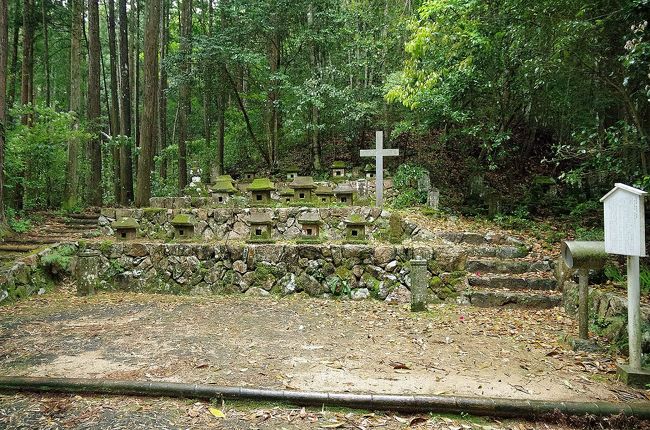 実は、最近墓や寺院を巡ることが多くなってきました。<br />あの世に近づいているのかななんて思っています。<br />今回は、以前から気になっていたキリシタン至福の里へ行って見ました。<br />行くとは決めたものの、生憎の雨。<br />それでも思い立ったが吉日とばかりに出かけました。<br />私の家も妻の家も、宗派は浄土真宗なのですが、何故かキリシタンにまつわる物が気になります。<br />母方の実家は、島原・天草の乱の流れで激戦区となった富岡城に近く、近所には天草四郎乗船の地もあるので、そちらの血筋が私のDNAに影響しているのでしょうか。<br />さて、キリシタン至福の里は、看板が大きく出ているものの、その先は人家と田んぼで車では行けそうもありません。<br />近くに駐車場もないので、かなり離れた空き地に車を停めて、徒歩で行くと人家の庭を通り、山奥に入った先に墓石群がありました。<br />今まで見つからないはずです。<br />辺りは竹林が風に揺られ、不気味な音を立てていて薄ら寒い感じでした。<br />山奥で永遠の眠りにつくキリシタンの方々にとっては今こそが至福の時なのではないかと思いました。