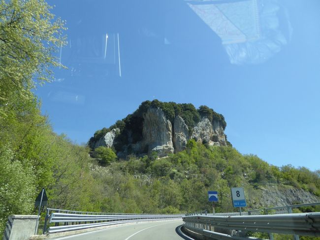 4月22日-5月5日の12泊14日、中部イタリアへ行きました♪<br />ラツィオ州・アブルッツォ州・モリーゼ州・カンパニア州を周遊。<br />観光・グルメ・温泉をたっぷりと楽しんできました♪<br /><br />☆Vol14:第2日目(4月23日)コッラルト・サビーノ→ターリアコッツォ♪<br />コッラルト・サビーノを観光したら専用車ベンツでターリアコッツォへ。<br />ラツィオ州からアブルッツォ州に入る。<br />ついに憧れのアブルッツォ州♪<br />美しい山岳と村の秘境。<br />これから10日間、じっくりとアブルッツォ州を巡る。<br />ターリアコッツォへ向かう道は美しい。<br />周囲の山岳と小さな村があちこちと。<br />しかも雲ひとつない晴天に恵まれ、<br />素晴らしい風景。<br />40分ほどでターリアコッツォに到着♪