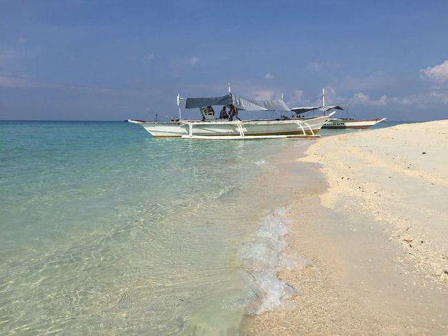 ゴールデンウィークにANAのマイルを使って、青い綺麗な海を求めてセブ島から車で3時間、さらにフェリーに乗り換えて1時間のところにあるバンタヤン島に行ってきました。<br />中部国際空港から仁川経由でセブ島へ。仁川でのトランジット時間が長かったので、往復ともいったん韓国に入国。帰路は明洞でランチを楽しみました。<br />バンタヤン島では白い砂浜がどこまでも続くシュガービーチを散歩したり、ヴァージンアイランドへ出掛けたりと綺麗な海を満喫。大満足の旅行でした。<br />出発編に続きバンタヤン島滞在編です。