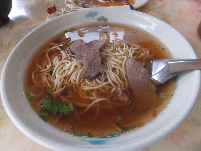 高雄グルメ記(柯家排骨酥麵の陽春麺/小吃店で食事/タイ料理：瓦城高雄明誠店/香港發財燒臘/黄家牛肉麵：葱爆牛肉と牛腩湯/猪一屋でとんかつ定食/博義師焼肉飯/也竹日式咖哩/紅龍菓/品元糖口で今年初かき氷/永和豆?/【志】招牌鮭魚炒飯) 2017/05/05-05/11<br /><br />[写真] 柯家排骨酥麵の陽春麺<br /><br />・柯家排骨酥麵の陽春麺 高雄 2017/05/05<br />・小吃店で食事 高雄 2017/05/06<br />・家族で行きました タイ料理：瓦城高雄明誠店：セットメニュー的ものは美味しくありません 高雄 2017/05/06<br />・再び、香港發財燒臘 2017/05/07<br />・黄家牛肉麵：葱爆牛肉と牛腩湯 高雄 2017/05/08<br />・猪一屋でとんかつ定食 高雄 2017/05/09<br />・博義師焼肉飯 高雄 2017/05/10<br />・也竹日式咖哩 高雄 2017/05/10<br />・紅龍菓 高雄 2017/05/10<br />・品元糖口で今年初かき氷 高雄 2017/05/10<br />・永和豆?で朝食 高雄 2017/05/11<br />・【志】招牌鮭魚炒飯 高雄 2017/05/11