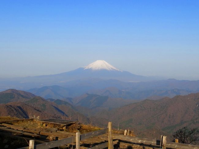 我が「登山の原点」丹沢の山旅、2日目。<br /><br />塔ノ岳を出発し、丹沢山へ。<br />本当はそこから丹沢三峰山を経由して宮ケ瀬に降りたかったのだが、既にヤマビルシーズンに突入した丹沢にあって、宮ケ瀬はそのメッカである。<br />断腸の想いで(大袈裟)そのルートを断念、丹沢山をピストンし、大倉尾根を降りることにした。<br /><br />爽快な稜線歩き、想定以上のハードな下山に、さすが丹沢！との思いを強くした山旅の締めである。