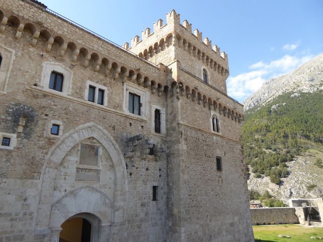 4月22日-5月5日の12泊14日、中部イタリアへ行きました♪<br />ラツィオ州・アブルッツォ州・モリーゼ州・カンパニア州を周遊。<br />観光・グルメ・温泉をたっぷりと楽しんできました♪<br /><br />☆Ｖｏｌ２５：第２日目（４月２３日）チェラーノ♪<br />オルトゥッキオから専用車ベンツで30分ほどチェラーノに到着。<br />チェラーノはこの地方にして最も規模の大きな町で、<br />ターリアコッツォが二番目の規模。<br />標高は高く、860メートルに達する。<br />チェラーノ旧市街は小高い山の上に広がり、<br />頂点は立派な規模の大きなお城。<br />また、背後に急峻な山が迫り、<br />その遠景は独特で素晴らしい。<br />背後の山はチェラーノのシンボル「Monte Tino」（ティーノ山）で標高1923メートル。<br />お城までにスムーズに専用車ベンツへ行けてラッキー。<br />お城の前の広場で車を停める。<br />お城はチェラーノ城で別名ピッコロミニ城。<br />1221年にフェデリコ2世の命で造られるが、<br />1392年にピッコロミニが奪取して、ピッコロミニ城に。<br />その時に大改装したのが現在の姿に。<br />立派で風格のある姿に感動を覚える。<br />厳かに入城する。<br />橋を渡って入城する際に深い壕があるが、<br />それは旧市街側の半周のみで、<br />対側は絶壁断崖となっている。<br />この要塞的な造りも特徴となっている。<br />城壁の上は歩道となっており、<br />城壁に登ってまずはチェラーノ城を眺める。<br />ゆったりと眺めて♪<br />