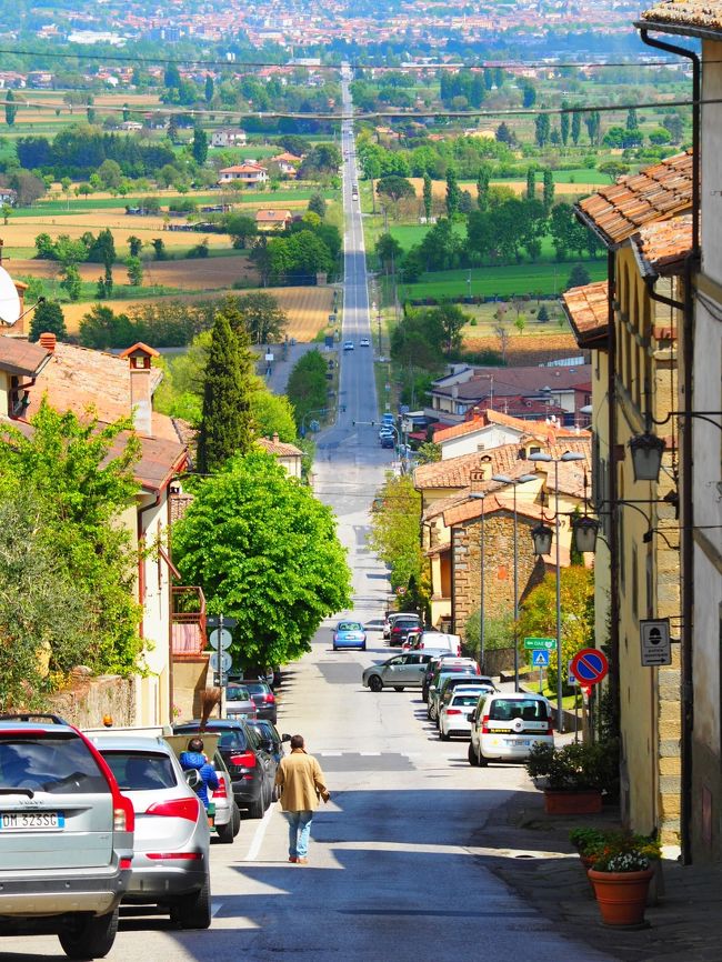 アンギアーリ＝イタリアの最も美しい町の一つです。<br />聞いた事あるかしら。。壮大な戦いが　あった所と言われ、ダビンチが<br />壁画を残してるはずという幻の壁画のアンギアーリの戦いのロケーションです。いまだ　謎ですが。<br />北海道で　レオナルド　ダ　ヴィンチとアンギアーリの戦い展が<br />６／２２／２０１７からやるみたいです。<br />http://www.fujibi.or.jp/anghiari.html<br /><br />全回、＊Citta di Castello＊ チッタ・ディ・カステッロに泊まって<br />サンセポルクロに　遊びに行って　<br />（今回は　サンセポルクロ　泊まりました。）<br />え？？　どうしてって？？　アンギアーリ　通り過ぎただけなのに、かわいい町だったからです。<br />リベンジ！！<br /><br />４／１９<br />ローマ着　レンタルカーで　サンルケーセ（ポジボンジ）<br />ヴィラ　ホテルサンルケーゼ泊<br />＊シェナ＊<br />https://4travel.jp/travelogue/11248448<br /><br />ピエンツア<br />春のイタリア巡り　ピエンツァ:オルチャ渓谷を見下ろす夢の町　トスカーナ州<br />http://4travel.jp/travelogue/11238603<br />　　<br />４／２３　<br />＊サンセポルクロ＊に移動（トスカーナ州）　Borgo palace hotel泊<br /><br />４／２４　<br />＊アンギアーリ＊<br />ダ　ヴィンチ　幻のアンギアーリの戦いの舞台地<br />でも　あり、イタリアの最も美しい町のひとつ<br /><br />＊モンテルキ＊<br /><br />４／２５　<br />＊アルバ＊に移動　（ピエモンテ州）<br />カサッリノホテル　２泊<br />４／２７　<br />アルバの山の方　Locanda Del Pilone泊<br /><br />16年度　http://4travel.jp/travelogue/11156341<br />１５年度　http://4travel.jp/travelogue/11012703<br />１５年度　http://4travel.jp/travelogue/11070362<br />　<br />４／２８　<br />＊パドヴァ＊（ヴェネト州）２泊<br />Best Western Premier Hotel Galileo <br />AC Hotel Padova, a Marriott Lifestyle Hotel<br />https://4travel.jp/travelogue/11259716<br /><br />４／３０　＊チェゼーナ＊　泊　Unaway Cesena Nord Hotel<br />https://4travel.jp/travelogue/11267644<br /><br />５／１　　＊アレッツオ＊<br />https://4travel.jp/travelogue/11240957<br />サンルケーセ　（トスカーナ州）　<br />　　　　＊チェルタード＊<br />　　　　＊コッレ・ディ・ヴァル・デルザ ＊<br />５／３　ローマから帰路<br /><br /><br />参考　<br />サンセポルクロ市立美術館<br />http://www.museocivicosansepolcro.it/en/home<br /><br />アンギアーリ<br />http://www.lostleonardodavinci.com<br />（憎いねー。ウェブサイトが　失われたレオナルドダビンチだって！）<br /><br />アンギアーリ　PALIO DELLA VITTORIAお祭り<br />https://chestnutsandtruffles.com/2015/06/30/running-up-that-hill-the-palio-della-vittoria/