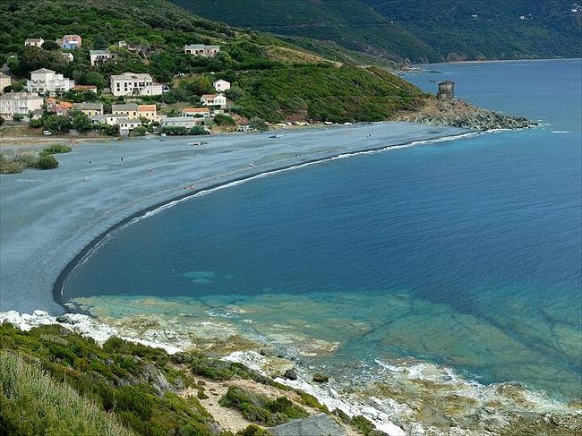 コルシカ島の地図を見ると、バスティアの北に穂軸のような細長い半島があって、コルシカ島がブドウの一房のように見えます。<br />その半島の名はコルス岬。<br /><br />そのコルス岬には、マイナーながら海岸線にほぼ沿ったD８０号線が半周しているほか、岬を横断する道が何本かあり、バスティアから日帰りドライブで一周することも可能。<br />コルシカ島最後のこの日はその道を走ってみようと決めていたので、雨天決行！<br /><br />バスティアでの宿になったオテル・ドゥ・グーヴェルヌールを出発した後は、まずD８０号線でコルス岬東岸を北上して行こうと思います。<br /><br />結論を先に書くと、コルス岬の東側は山が低くて穏やかな風景。<br />西側は打って変わって、険しい崖が海に落ち込む姿も見られました。<br />コルス岬の車で行ける最北端のトラールまでは行かなかったんですが、これまでに通ったカルヴィやピアナ、アジャクシオ一帯のの沿岸の景色とはまた一味違った風景だったと思います。<br /><br /><br />表紙の画像は、コルス岬西岸のオグリアストロ地区の浜辺。<br />コルス岬には白っぽい青緑の色の岩が多いため、この砂浜も青みを帯びた不思議な色を見せています。<br /><br />●注：　コルシカ島のフランス語名はコルス島。<br />コルシカ島と言う呼称はイタリア語名になります。<br />よって、本来ならフランスの旅行記ではコルス島と呼ぶべきですが、日本ではコルシカ島の名の方が一般的なので、この旅行記でもコルシカ島と呼ぶことにします。