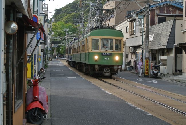 鵠沼海岸でビーチテニスを楽しんだ後は、江ノ島を見ながらビールを片手に散歩しました。<br />しらすやで美味しいしらす丼でも食べたい気持ちですが、エセ地元民のふりをして吉野家で豚丼を食べました。たいへん美味しかったです。<br />江ノ島は人がいっぱいいました。江ノ電は混雑していました、ゴールデンウィークでしたからね。<br /><br />次は、腰越漁港の食堂でしらす丼を食べたいと思いますが、思うだけで吉野家の豚丼を食べる決意をしました。<br /><br />江ノ電の腰越駅の周辺の雰囲気って、いいね。<br />電車の往来に気をつけましょう。<br /><br />