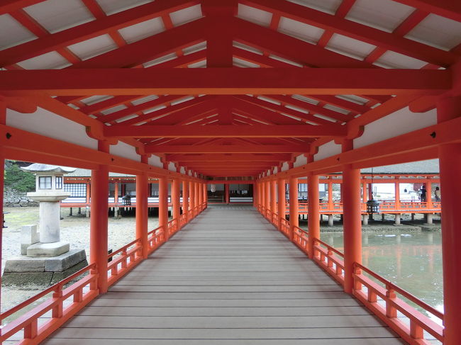 厳島神社、尾道、倉敷、岡山と巡りました。<br />厳島神社編です。<br />今回の旅行で一番楽しみにしていた宮島が曇りで残念な天気。弥山は次回の楽しみにしておきます。<br />早めに到着したので、あまり観光客のいない厳島神社で参詣が出来ました。<br /><br />「うえの」のあなごめしは、お一人様でお店に入る勇気がなくて、お弁当を購入したのですが、それはそれは美味でした。<br /><br />次回は紅葉頃に来てみたいです。<br /><br /><br />