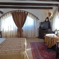 春の優雅なアブルッツォ州/モリーゼ州　古城と美しき村巡りの旅♪　Vol30(第2日)　☆Celano：チェラーノの高級ホテル「Hotel Le Gole」オシャレなスイートルーム♪