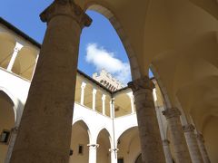 春の優雅なアブルッツォ州/モリーゼ州　古城と美しき村巡りの旅♪　Vol27(第2日)　☆Celano：美しき古城「チェラーノ城」城内をゆったりと眺めて♪