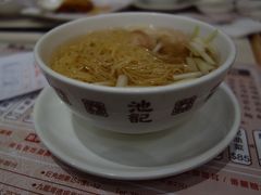 駐在のついでに 【その24】　“池記”のワンタン麺は、デザートとセットでHK$60。これはお得！