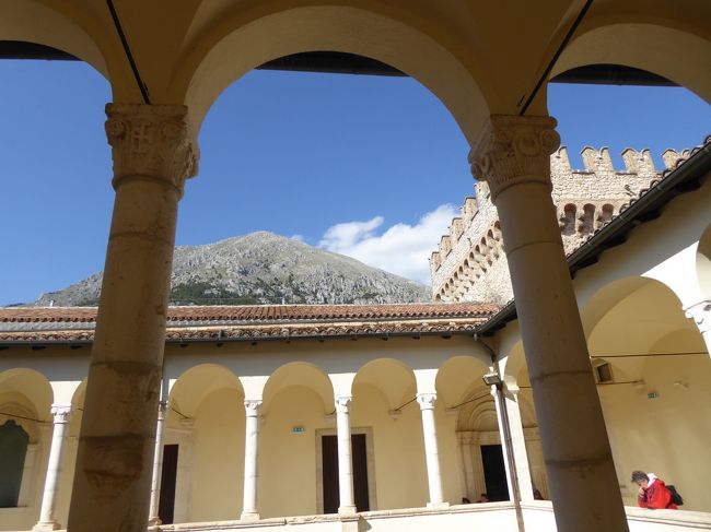 春の優雅なアブルッツォ州/モリーゼ州　古城と美しき村巡りの旅♪　Vol28(第2日)　☆Celano：美しき古城「チェラーノ城」城内やパノラマを楽しんで♪