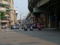 台湾24時間　９　[台北　バイクの通勤ラッシュを見に行く。]