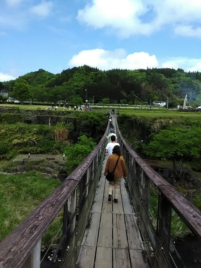 今年のGWは静岡から私の弟夫婦が遊びにやって来た。<br />二人はあらゆる手段でマイレージを貯めまくり、<br />年に2、３度は海外旅行へ行くので、<br />貰うお土産が我家の飾り棚には入り切らなくなりそう。。。。<br />隔年くらいの間で遊びに来るのだが、<br />その度に広島から1、2泊の旅行計画を立てる。<br />それは近場の再発見の旅にもなり、毎回楽しい旅行となる。<br /><br />今回は大分周辺を二泊三日で巡り、鶏と関サバ関アジを堪能しよう、<br />と言うテーマになりながら食事の画像は一切無し。<br />堪能すると言うことはそういう事ということで。。。<br /><br />観光場所は私にお任せ、と言いつつも<br />何かの導きか唯のワガママか～。。。。。<br />助手席の私にはちょっとナビ疲れの旅となった。