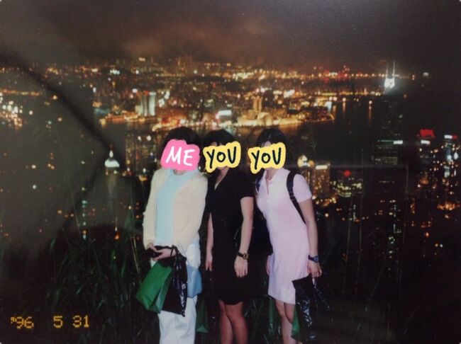 渡航履歴のマップを塗りたいが為に書きました第一弾編<br />23年前の古いアルバムの中の写真を、スマホで撮ってのせてるのでとっても粗いですよ<br /><br />人生初の海外旅行です<br />学生の卒業旅行で友達と香港に行きました<br />その後、社会人になってからも訪れています<br />どちらも中国に返還される前です<br /><br />もちろん目的はショッピングと100万ドルの夜景です<br />役に立つ情報ゼロですみません