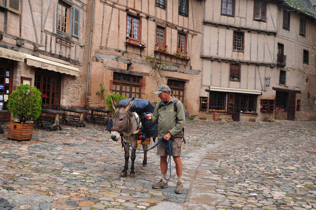 ミディ・ピレネーの山深い地、小さな谷川に沿った集落、コンク（Conques）。<br />世界遺産の修道院をたずね、オーベルジュに泊まって舌鼓。<br /><br />ここは、スペインの西の端、サンティアゴ・デ・コンポステーラへの<br />巡礼路。<br />巡礼のトレードマークのホタテ貝のデザインが、集落にたくさん見られました。