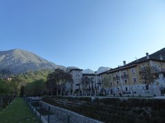 春の優雅なアブルッツォ州/モリーゼ州　古城と美しき村巡りの旅♪　Vol37(第3日)　☆Celano：チェラーノ高級ホテル「Hotel Le Gole」朝の庭園から美しい古城風景を眺めて♪