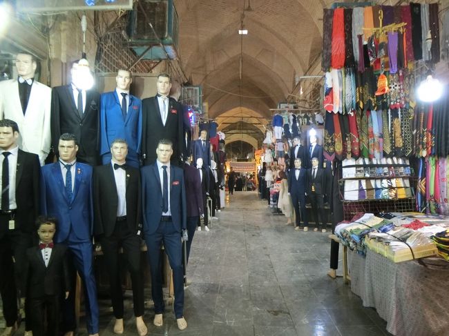 イラン旅行記の3回目、イスファハーンの後編です。<br />じっくり中心部を見て回る予定だった1日が、イラン人の家に招かれご馳走してもらったのは#2でじっくりと書いた通り。<br />もちろんそれは良かったのですが、夕方まで何も観光ができなかったので、さすがに慌てました。<br />「イスファハーンまで行ったのにイマーム広場を見学できなかったとか、ちょっとおかしくない?」とか言われるのはさすがに避けたい。<br />ここへ再訪できるともあまり思えないし…。<br /><br />ってことで、ジョルファー地区とアルメニア教会、スィー・オ・セ橋、そしてイマーム広場とバザールを1日足らずで駆け足で見て回りました。<br />こんなときでも、さりげなくイスラム教徒とのfree conversationなるものを1時間経験したり、香港ボーイと仲良くなって話し込んだりと、それなりに旅っぽいことはしています。<br />個人的に圧巻だったのは、「世界の半分」イマーム広場よりも、むしろ果てしなく続く終わりの見えないバザールでした。<br /><br /><br />□4/28 羽田→バンコク→テヘラン<br />□4/29 テヘラン→イスファハーン<br />■4/30 イスファハーン<br />■5/1 イスファハーン→シーラーズ<br />□5/2 ペルセポリス→シーラーズ郊外の村→シーラーズ<br />□5/3 シーラーズ→… ※夜行バス移動<br />□5/4 ヤズド→… ※夜行バス移動<br />□5/5 マシュハド<br />□5/6 カング村→マシュハド→… ※夜行列車移動<br />□5/7 …→テヘラン→…<br />□5/8 …→(バンコク)→羽田<br /><br /><br />--------------------------------------------<br />《ここはアジアか、それともヨーロッパか? ~陸路でイランを周遊するGW'17~ 目次》<br /><br />#0 パスポート紛失で強制送還の危機から…まだ見ぬカオサン通りへ @バンコク<br />https://4travel.jp/travelogue/11241797<br /><br />#1 道も食事も宮殿も…洗練された大都会、雨のテヘラン(前編)<br />https://4travel.jp/travelogue/11241802<br /><br />#2 「イランの人々は日本人を家に招待したがる」のは本当だった! @イスファハーン(前編)<br />https://4travel.jp/travelogue/11241806<br /><br />#3 バザールは続くよどこまでも @イスファハーン(後編)<br />https://4travel.jp/travelogue/11241810<br /><br />#4 シーラーズから日帰りhalf day trip ペルセポリスとナグシェ・ロスタム<br />https://4travel.jp/travelogue/11241819<br /><br />#5 Lonely Planetにも未掲載!イラン人と行く謎の村 @シーラーズ(前編)<br />https://4travel.jp/travelogue/11241825<br /><br />#6 アイドル扱いされたい日本人はサアディー廟へ行こう! @シーラーズ(後編)<br />https://4travel.jp/travelogue/11241843<br /><br />#7 ゾロアスター教徒との出会いは突然に @ヤズド<br />https://4travel.jp/travelogue/11241848<br /><br />#8 遂にボッタクられた!シーア派総本山の大都会 @マシュハド(前編)<br />https://4travel.jp/travelogue/11328104<br /><br />#9 山あいにひっそりと佇むsmall village、そしてチャイハネ @カング村&マシュハド(後編)<br />https://4travel.jp/travelogue/11241862<br /><br />#10 平和な世界に思いを馳せて…快晴のテヘラン(後編)<br />https://4travel.jp/travelogue/11241866<br /><br /><br />【参考書籍】<br />○深夜特急〈4〉シルクロード (著)沢木耕太郎<br />○イラン人は面白すぎる! (著)エマミ・シュン・サラミ<br />○イランはこれからどうなるのか―「イスラム大国」の真実 (著)春日孝之<br />○イラン~世界の火薬庫~ (著)宮田律<br />○地政学リスク―歴史をつくり相場と経済を攪乱する震源の正体 (著)倉都康行