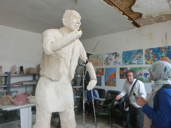 多忙につき更新がすっかり途絶えてしまいましたが、再開します！<br />17年GWのイラン陸路一周旅、シーラーズから夜行バスでヤズドへ入りました。<br />イスファハーン、シーラーズと比較すると地味で見所も多いとはいえず、スキップする旅行者もいるようで、私も迷いましたが、マシュハドへ陸路で抜ける中継地点として組み込むことにしました。<br /><br />その結果は…。<br />イスファハーンで仲良くなった香港ボーイと、ペルセポリスに次いで2度目の再会、そして突然の雨がもたらしたゾロアスター教徒との出会い。<br />決して派手さはないけれど、決して忘れることのできない、今回のイラン旅で一番思い出深い1日が始まりました。<br /><br /><br />□4/28　羽田→バンコク→テヘラン<br />□4/29　テヘラン→イスファハーン<br />□4/30　イスファハーン<br />□5/1　イスファハーン→シーラーズ<br />□5/2　ペルセポリス→シーラーズ郊外の村→シーラーズ<br />□5/3　シーラーズ→…　　※夜行バス移動<br />■5/4　ヤズド→…　　※夜行バス移動<br />□5/5　マシュハド<br />□5/6　カング村→マシュハド→…　　※夜行列車移動<br />□5/7　…→テヘラン→…<br />□5/8　…→（バンコク）→羽田<br /><br /><br />--------------------------------------------<br />《ここはアジアか、それともヨーロッパか？　～陸路でイランを周遊するGW&#39;17～　目次》<br /><br />＃０　パスポート紛失で強制送還の危機から…まだ見ぬカオサン通りへ　＠バンコク<br />https://4travel.jp/travelogue/11241797<br /><br />＃１　道も食事も宮殿も…洗練された大都会、雨のテヘラン（前編）<br />https://4travel.jp/travelogue/11241802<br /><br />＃２　「イランの人々は日本人を家に招待したがる」のは本当だった！　＠イスファハーン（前編）<br />https://4travel.jp/travelogue/11241806<br /><br />＃３　バザールは続くよどこまでも　＠イスファハーン（後編）<br />https://4travel.jp/travelogue/11241810<br /><br />＃４　シーラーズから日帰りhalf day trip　ペルセポリスとナグシェ・ロスタム<br />https://4travel.jp/travelogue/11241819<br /><br />＃５　Lonely Planetにも未掲載！イラン人と行く謎の村　＠シーラーズ（前編）<br />https://4travel.jp/travelogue/11241825<br /><br />＃６　アイドル扱いされたい日本人はサアディー廟へ行こう！　＠シーラーズ（後編）<br />https://4travel.jp/travelogue/11241843<br /><br />＃７　ゾロアスター教徒との出会いは突然に　＠ヤズド<br />https://4travel.jp/travelogue/11241848<br /><br />＃８　遂にボッタクられた！シーア派総本山の大都会　＠マシュハド（前編）<br />https://4travel.jp/travelogue/11328104<br /><br />＃９　山あいにひっそりと佇むsmall village、そしてチャイハネ　＠カング村＆マシュハド（後編）<br />https://4travel.jp/travelogue/11241862<br /><br />＃１０　平和な世界に思いを馳せて…快晴のテヘラン（後編）<br />https://4travel.jp/travelogue/11241866<br /><br /><br />【参考書籍】<br />○深夜特急〈4〉シルクロード　(著)沢木耕太郎<br />○イラン人は面白すぎる！　(著)エマミ・シュン・サラミ<br />○イランはこれからどうなるのか―「イスラム大国」の真実　(著)春日孝之<br />○イラン～世界の火薬庫～　(著)宮田律<br />○地政学リスク―歴史をつくり相場と経済を攪乱する震源の正体　(著)倉都康行