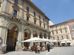 春の優雅なアブルッツォ州/モリーゼ州　古城と美しき村巡りの旅♪　Vol51(第3日)　☆Teramo：テラモの中心広場「Piazza Martini della Liberta」は美しい♪