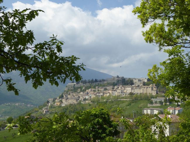 4月22日-5月5日の12泊14日、中部イタリアへ行きました♪<br />ラツィオ州・アブルッツォ州・モリーゼ州・カンパニア州を周遊。<br />観光・グルメ・温泉をたっぷりと楽しんできました♪<br /><br />☆Ｖｏｌ５０：第３日目（４月２４日）チビテッラ・デル・トロント♪<br />チビテッラ・デル・トロントは小高い山の上に村があり、標高は600メートルに達する。<br />旧市街の中心広場である「Piazza Francicus Filippi Pepe」にあるお土産屋さん兼カフェの店「I Tesoli del Parco」でランチを頂いたら、<br />テラモへ向かう。<br />その途中に車を停めてチビテッラ・デル・トロントの遠景を眺める。<br />村の上に広大な城塞を載せていることがよく分かる。<br />ゆったりと眺めて♪<br />そして30分ほどでテラモに到着♪