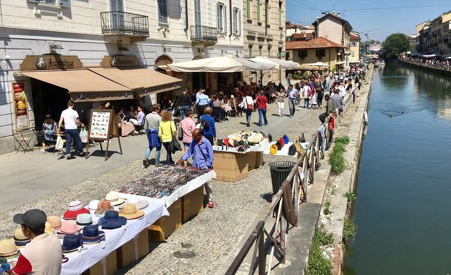 イタリア語辞典でAperitivoを検索すると「食前酒」と出てきます。アペリティーボは食前酒、英語とドイツ語ではAperitif、フランス語ではApéritif です。<br /><br />ーーーーーーーーーーーーー<br />ミラノに行ったらアペリティーボと言われました。<br />アペリティーボの意味をネットで検索してみたら、amomilanoというミラノ紹介のサイトにこんな解説がありました。<br /><br />引用します。<br />ーーーーーーーーーーーーー<br />ミラノには他のイタリアの都市にはない独特の文化があります。それは1990年代から始まった「アペリティーボ」（aperitivo）と呼ばれるもの。元々アペリティーボというのは食前酒という意味ですが、軽く食事の前に簡単な軽食を食べるという習慣が発達して定着したようです。このアペリティーボというのはハッピーアワー（happy hour）のようなもので、お店で一杯ドリンクを頼むとブッフェ形式になった食事も一緒に楽しむことができます。ミラノで発達したこの文化は今ではミラノ全域で行われていて、レストランなどに比べると価格も安く、そして気楽に食事できるということで特に若者に人気のシステムです。<br />ミラノで発達したこのアペリティーボは相乗効果としてカクテルの発達、そして食事の充実、アペリティーボのお客をターゲットにしたおしゃれなお店の出現として今日のミラノではとてもお得なサービスになっています。<br />以前はおつまみ程度の食事だったらしいのですが、今日では競争もあってかサラダ、サラミと言ったアンティパストから、パスタ、お肉、デザートまで一通りの食事が楽しめるようになっています。<br />お店にもよりますがだいたいドリンクは一杯７ユーロほど。これは食事も込みの値段になっているので、ビールなどもありますがビールで７ユーロは高いということで一般的にはカクテルを注文する人が多いようです。それと一杯目、二杯目ぐらいまでならお得ですが、あまりたくさんお酒を飲む方はお腹を膨らませたら別のバールなどに移動するほうがお得かもしれません。時間帯は夕方６時ごろから９時ごろまで、お客さんが一番多い７時過ぎぐらいが食事の回転も多く、いろんな食事が楽しめます。<br />ミラノではナヴィリオ地区、ブレラ地区などでそれぞれ工夫を凝らしたお店があります。特にナヴィリオ地区は有名で夏などは外にテーブルがずらりと並び、多くの人で賑わいます。運河沿いに多くの店が並んでいるので気に入った雰囲気のお店を覗いてみるのもいいでしょう。他にミラノでアペリティーボの激戦区と言えばVia Torino の奥を入ったところにある、Via San Vito近辺でしょう。ポルタ・チチネーゼの裏側という好条件もあって「２０」や「ＹＧＵＡＮＡ」などこの近辺には多くの充実したアペリティーボスポットがあります。この近辺のお店は日曜日でも営業していますし、お得なアペリティーボをご堪能ください。<br />ーーーーーーーーーーーーーー<br /><br />このサイトはミラノに行く前にチェックすると何かと便利です。<br />http://www.amomilano.com/index.html<br /><br /><br />