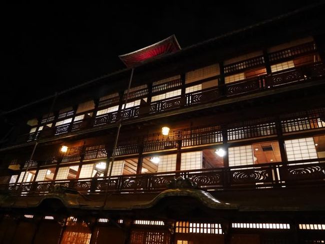 松山&広島旅行もまだ1日目の午後になった所です。<br /><br />さて、とべ動物園を満喫した我が家。<br />まだ14:30です。<br />ということで松山城に行ってみました。<br /><br />《旅程》<br />1日目:5/3(水):松山空港着・砥部動物園&松山城&道後温泉<br />2日目:5/4(木):道後温泉・別子銅山改め、石鎚山・しまなみ海道<br />3日目:5/5(金):しまなみ海道・広島LECT・原爆ドーム・広島平和公園<br />4日目:5/6(土):宮島・厳島神社・広島市内<br />5日目:5/7(日):広島空港→羽田空港<br /><br />《旅費》5/3~5/7 4泊5日<br />□ リムジンバス(全工程合計) \10,360 <br />□ お菓子 \583 <br />□ 飛行機 \111,010 (¥31,510はクーポン)JAL<br />□ レンタカー \39,420 <br />□ 砥部動物園入園料と駐車場 \1,500 <br />□ 飲み物食べ物 \1,743 <br />□ ランチ 東雲 \3,010 <br />□ お土産 \3,234 <br />□ 松山城 \1,320 <br />□ 駐車場代 \500 <br />□ 道後温泉大和屋本店(1泊2食) \70,902 (¥5,500はクーポン)<br />□ 道後温泉本館 \420 (パパのみ)<br />□ 飲み物 \84 <br />□ 石鎚山駐車場 \700 <br />□ ランチ福銘源 \1,645 <br />□ 石鎚山ロープウエイ \5,860 <br />□ 瀬戸内荘(1泊2食) \24,240 <br />□ しまなみ海道:高速料金(広島まで) \4,000 <br />□ 蔦屋書店 本を買う \1,782 <br />□ ランチ LECT \2,667 <br />□ ガソリン代 \2,522 <br />□ はっさく大福 \165 <br />□ 広島平和記念資料館 \400 <br />□ 電車代 \1,710 <br />□ 安芸グランドホテル(朝食付) \22,300 (¥2,000はクーポン)<br />□ ディナーかき小屋 \4,000 <br />□ 飲み物 \450 <br />□ ナイトクルーズ \6,000 <br />□ 宮島観光フェリー往復 \1,080 <br />□ タクシー \870 <br />□ 宮島ロープウエイ \5,400 <br />□ 厳島神社 \800 <br />□ ランチ:とりい \4,750 <br />□ 広島電鉄 \780 <br />□ リーガロイヤルホテル(素泊まり) \36,000 <br />□ ディナー:ANDERSEN \5,346 <br />□ 紀伊国屋書店 本を買う \1,036 <br />□ 朝食:そごうでパン \928 <br />□ ランチ \3,200 <br />■ 合計 \382,717 \39,010(クーポン摘要額) 合計:¥421,727