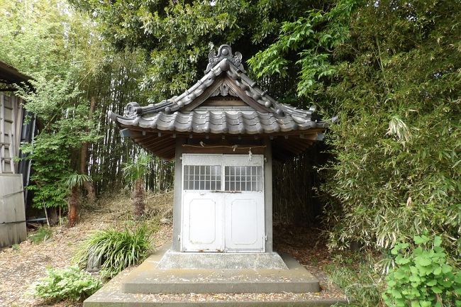 　茅ケ崎市茅ケ崎に鎮座する厄一王子社は疫神(えやみのかみ)をご祭神としている。例祭は3月1日である。<br />　石鳥居の先に小さな社殿が建っている。かつては境内社があったようだ。見落としたのだが、双体道祖神があるという。<br />（表紙写真は厄一王子社社殿）