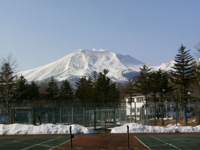 北軽井沢の温泉と春の浅間山の景色を探訪するために一泊旅行をしました。<br />新幹線で軽井沢駅に到着後、宿泊予定のグリーンプラザホテルの送迎バスでホテルに向かい、景色を楽しみました。<br />バスの車窓から見る、冠雪の浅間山、白根山、等々、連山を見ることができました。