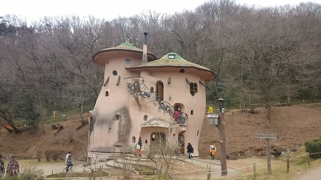 あけぼの子どもの森公園に行ってきました。<br />ムーミンをイメージして作られたという建物がかわいいです。<br />２月とあって寒々とした風景ですが、新緑の季節はさぞ写真映えするであろうと思います。<br />中にも入れましたが、内装も凝った造りとなっていました。<br />