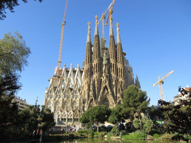 セビリヤから空港から１時間35分でバルセロナへ移動、空港からホテルに着き、夕食まで、時間があったので、港まで歩きました。次の日は午前中はツアーの市内観光で、グエル公園→サグラダ・ファミリア→サンパウ病院→カタルーニャ広場まで観光しました。