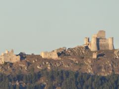 春の優雅なアブルッツォ州/モリーゼ州　古城と美しき村巡りの旅♪　Vol68(第4日)　☆Castel del Monte：素敵なホテル「La Locanda Della Streghe」スイートルームから朝の美しき古城「Rocca Calascio」♪