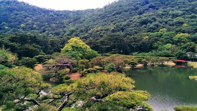 土日の１泊２日で<br />うどん食べ歩き・栗林公園・高松城・骨付鳥・丸亀城・金毘羅さん・与島PA<br />と香川県を堪能してきました。<br />写真は栗林公園です。<br />１日目は骨付鳥までです。