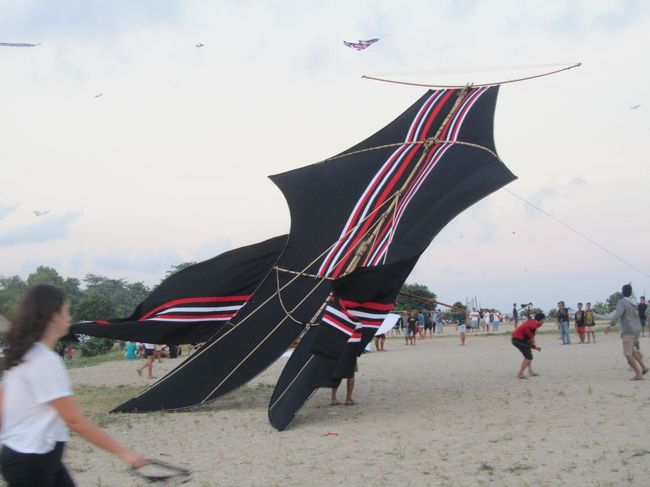 バリ島、凧揚げの時期がやってきました。<br />7月には凧揚げコンテストがあるので、みんな気合が入ってます。