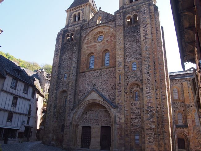 コンクは南西フランスのミディ・ピレネーの<br />サンティアゴ・デ・コンポステーラへの巡礼路<br />（ル・ピュイの道）にある村です。<br />山の斜面にある小さな村で、<br />村の中にはサント・フォワ修道院教会、宝物館などがあり<br />巡礼路の中では唯一の世界遺産に登録されている場所です。<br />