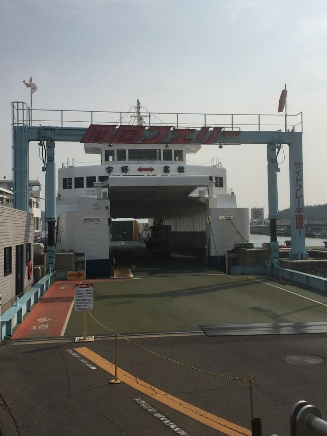 宇野と高松を結ぶフェリーは、国鉄の連絡船があり、各社が競って深夜もピストン運航するほど四国の表玄関の大動脈であった。<br /><br />それが瀬戸大橋ができて四半世紀を超えた現在、国鉄連絡船はおろか、宇高国道フェリーなどの運航会社は消え、四国急行フェリーのみが運航している。<br /><br />しかしその四国急行フェリーですらも地元の玉野市などの支援を受けて何とか運航している状態で、4月には船を減らして大幅減便に踏み切る。<br /><br />その前に一度は乗ってみようと、四国フェリーの旅人になってみた。<br /><br />