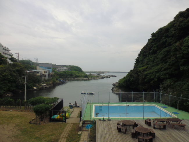 三浦半島の先のほうである、三崎口あたりをいろいろ散策します。<br />ここに住んでもみたいので、観光では行かないような、地元の図書館に行ったり、ホームセンターを覗いたり、昔なつかしい臨海学校のようなところに泊まったりの体験です。<br />ほどよい田舎加減がいいところです。<br />ただ夏はとくに車の渋滞がすごいようで、バス停には5月連休時のバスの遅れのことが書いてありました。<br />