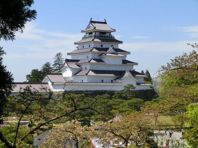 2017年のGWは福島県の会津若松と裏磐梯にある五色沼へ行ってきました。一番の目的は五色沼散策。そして会津若松の鶴ヶ城、飯盛山にも行ってみました。<br />GWの家族旅行は初めてです。私自身、GWのお出かけは実に十数年ぶりでした。実は出かける2日前に旅行を決めました。子連れですし、GWですし、行く場所は欲張らずに「鶴ヶ城」「飯盛山」「五色沼」だけに絞りました。<br /><br />さすがにGW。観光地ですのでとても混雑していましたし、駐車場渋滞が発生していました。<br />鶴ヶ城では入場券を購入するために長い行列ができており、子連れのため、行列に我慢できず、城内見学は断念しました。飯盛山も人で溢れている印象でしたが、白虎隊記念館はさほど混んでおらず、のんびりと見学できました。<br />お天気にも恵まれ、五色沼はとても美しい色をしていました。鮮やかなエメラルドグリーンやコバルトブルーの五色沼に感動でした。本当に良かったです。<br />今回、初めて車で移動した子連れ旅行でした。いつもは鉄道利用です。磐越自動車道はほとんどが対面通行で若干緊張しました。車移動は疲れを感じます。新幹線など鉄道利用の方が気持ちが楽だな、と実感した旅行でもありました。<br /><br />日程：<br />5月4日（木）：新潟出発－会津若松（昼食、鶴ヶ城、飯盛山）－裏磐梯ライジングサンホテルへ<br />5月5日（金）：裏磐梯ライジングサンホテル－五色沼散策（3時間半）－喜多方－新潟到着<br />