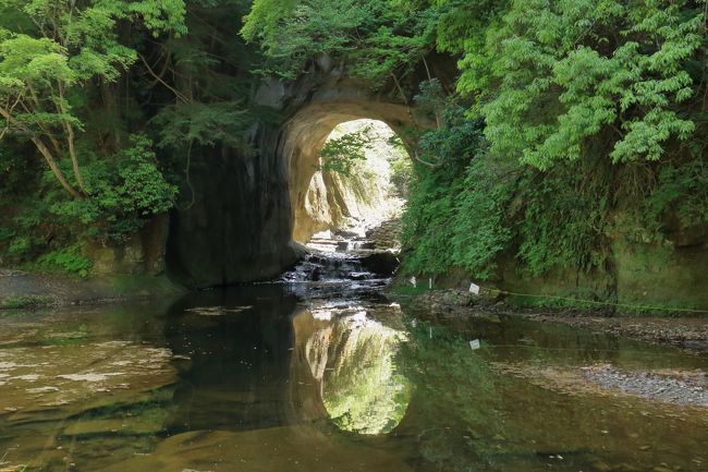 №2は、静岡県から千葉県へ。<br />2日目から3日目となり、天気に恵まれた千葉県の観光です。<br />千葉県のメインは「濃溝の滝」です。<br /><br />千葉県の行程を紹介します。<br />2日目　5月7日（日）<br />修善寺温泉　9：00出発＝アクアラインを経由、千葉県に入ります＝海ほたる＝江川海岸＝崖観音＝赤山地下壕跡＝安房小湊温泉　17：00到着【泊】　271km<br />3日目　5月8日（月）<br />安房小湊温泉　8：00出発＝濃溝の滝＝成田山新勝寺＝茨城県に入ります<br /><br />千葉県では、最近脚光を浴びているところを中心に計画。旅行社さんがコースに入れられているのを参考です。<br /><br />江川海岸は、日本のウユニと言われるそうで、天候により工場地帯が海に映るとか。この日は曇りでだめでした。<br /><br />崖観音は、岩山に観音さんが造られている絶景で、お勧めです。<br /><br />赤山地下壕跡は、館山海軍航空隊の防空壕として使われていた戦争遺跡で、ヘルメットをかぶり、暗い防空壕を探検です。<br /><br />そして、濃溝の滝は、日の差し方によりハート形の穴になるとか。私たちは8時半頃行きましたが、太陽はすでに上に。聞くところに寄ると日の出位から頑張るのが良いそうです。<br /><br />すべて、見ごたえがあり十分に楽しめた千葉県の旅でした。<br />№3、茨城県に続きます。是非見てくださいね。<br /><br />