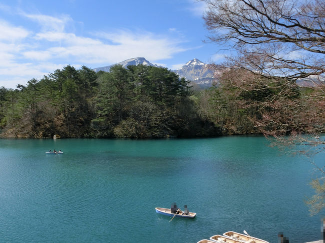 2017年のGWは福島県の会津若松と裏磐梯にある五色沼へ行ってきました。一番の目的は五色沼散策。そして会津若松の鶴ヶ城、飯盛山にも行ってみました。<br />GWの家族旅行は初めてです。私自身、GWのお出かけは実に十数年ぶりでした。実は出かける2日前に旅行を決めました。子連れですし、GWですし、行く場所は欲張らずに「鶴ヶ城」「飯盛山」「五色沼」だけに絞りました。<br />さすがにGW。観光地ですのでとても混雑していましたし、駐車場渋滞が発生していました。<br />鶴ヶ城では入場券を購入するために長い行列ができており、子連れのため、行列に我慢できず、城内見学は断念しました。飯盛山も人で溢れている印象でしたが、白虎隊記念館はさほど混んでおらず、のんびりと見学できました。<br />お天気にも恵まれ、五色沼はとても美しい色をしていました。鮮やかなエメラルドグリーンやコバルトブルーの五色沼に感動でした。本当に良かったです。<br />今回、初めて車で移動した子連れ旅行でした。いつもは鉄道利用です。磐越自動車道はほとんどが対面通行で若干緊張しました。車移動は疲れを感じます。新幹線など鉄道利用の方が気持ちが楽だな、と実感した旅行でもありました。<br /><br />日程：<br />5月4日（木）：新潟出発　－　会津若松（昼食、鶴ヶ城、飯盛山）　－　裏磐梯ライジングサンホテルへ<br />5月5日（金）：裏磐梯ライジングサンホテル　－　五色沼散策（3時間半）　－　喜多方　－　新潟到着<br />