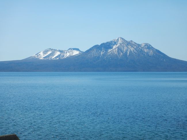 GW時期の北海道は初めてです。<br />桜にはまだ早い雪の残る北海道をドライブ&温泉旅。<br />洞爺湖と支笏湖、二つの湖を巡る3日間です。<br /><br />日程<br />4月30日(日):羽田空港ー新千歳空港ー登別温泉(入浴)-ウィンザーホテル洞爺(泊)<br />5月1日(月):-ルスツ温泉(入浴)-支笏湖ー丸駒温泉旅館(泊)<br />5月2日(火):-鶴の湯温泉(入浴)-新千歳空港ー羽田空港<br /><br />2日目はのんびりドライブしながら支笏湖に向かいます。<br />丸駒温泉は支笏湖畔の秘湯宿。湖面の高さに応じて湯量が変わる<br />天然露天風呂や支笏湖一望の露天風呂を楽しみました。<br /><br />