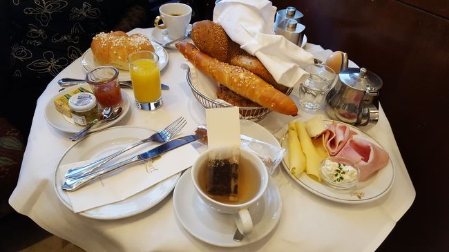 ウィーンのカフェでの朝食は、ウィーンらしさ(笑)を味わえるひとつです。