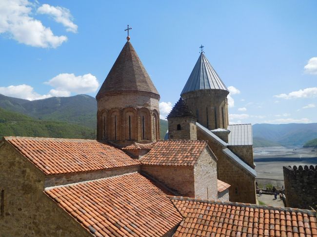 初めてコーカサスを訪れました。アゼルバイジャンはイスラム色、ジョージアは美しいグルジア正教会や街並み、そして4,000～5,000m級の山脈がある大自然、アルメニアは独特のアルメニア正教会とそれぞれ特色が違う文化の三ヶ国を満喫しました。<br /><br />---------------------------------------------------------------<br />スケジュール<br /><br />　4月28日　成田－ [機中泊]<br />　4月29日　－ドーハ観光－バクー観光　[バクー泊]<br />   4月30日　バクー観光－（バス）－　 [車中泊]<br />★5月1日　－トビリシ観光　－（日帰りツアー）アナヌリ教会観光－<br />　　　　　カズベキ観光－トビリシ観光　[トビリシ泊]<br />　5月2日　トビリシ－（メトロ＋バス）ムツヘタ観光－（タクシー）－<br />　　　　　トビリシ観光　[トビリシ泊]<br />  5月3日　トビリシ観光－（列車）－　[車中泊]<br />　5月4日　－エレバン－（メトロ＋バス）エチミアジン観光－<br />　　　　　（バス＋メトロ）エレバン観光　[エレバン泊]<br />　5月5日　エレバン－（メトロ＋バス）ゲガルド修道院観光－<br />　　　　　（バス）ガルニ神殿観光－（バス）エレバン観光　[宿泊なし]<br />　5月6日　－ドーハ－羽田　