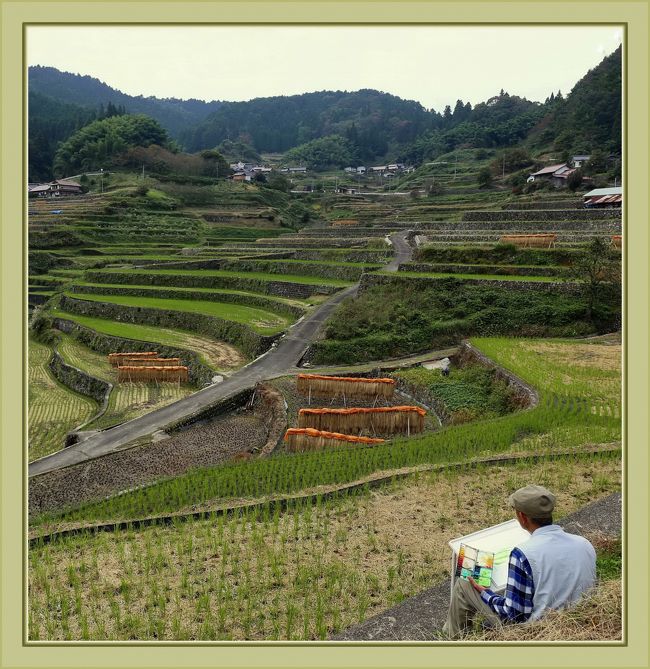 ■秋景色をさがしながら♪標高500mの中国山地の集落へ<日本の原風景・井仁の棚田&旧安野駅><br /><br />▽JR可部線旧安野駅/広島県山県郡安芸太田町<br /> 可部線の非電化区間(可部~三段峡)が廃線となってから、今年の12月で10年になります。<br /> レールが外されてしまうと崩壊が加速されたようで、今ではかつてそこにあった駅でさえ、どこにあったか探しても、見つけることができないところがあります。<br /> 安野花の駅公園は、桜と桃、レンギョウの三色の花が咲く「花の駅」として親しまれていた安芸太田町の旧可部線安野駅が、2005年春、駅の面影を残した公園として生まれ変わりました。<br /> 写真はJR可部線の旧安野駅に保存されているキハ58 554です。<br /><br />▽井仁の棚田/広島県山県郡安芸太田町中筒賀<br /> 広島県の西北部、中国自動車道戸河内ICから約4km、急坂なつづら折りの県道を登りきり、小さいトンネルを抜けると突如、「桃源郷」のような集落が開ける。<br /> 標高500~550mの集落全体が山に囲まれた、すり鉢状の傾斜地で、「井」は丸い、「仁」は村・集落の意味があると言われている。安芸太田町津浪の国道191からも約4kmと、両方面に県道でつながっている。<br /> 平均勾配は6分の1で、農地面積は約12ha、内棚田が約8ha(324枚といわれている)。<br /> 棚田の石垣は少しでも面積を広くするためにほぼ垂直に築かれている。水田の水は、総延長約6kmの水路によって、山の向こうの3つの谷から引いてきている。<br /> 昭和15年ごろ、セメント代の村費補助を受けて、地元の人たちの労力奉仕で完成し、その後改良を加えて今日に至っている。<br /> また、井仁の人は集落全体を囲む延長約4kmのオリの中で生活している(猪防護柵高さ1.8m)。<br /> 井仁のトンネルは昭和35年に開通したもので、高さ制限3m、車の離合は困難で、大型車は通れないので注意が必要。<br /><br />【 手記 】<br /> ずいぶん前の旅行記でたいへんシラけますが、それも一興、「4トラならではの楽しみ方かな」って、忘れかけた記憶を辿りながら、せっせと^^昨年秋の旅行記を作成しました。昨秋まではいろんなところへ出かけていたので、行った先の記憶がごちゃごちゃになってしまって、作成に手間取ってしまいました^^;