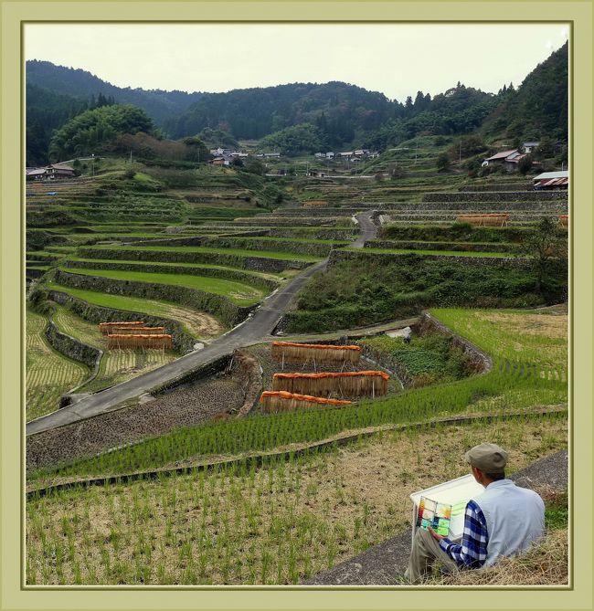 ■秋景色をさがしながら♪標高500ｍの中国山地の集落へ＜日本の原風景・井仁の棚田＆旧安野駅＞<br /><br />▽JR可部線旧安野駅／広島県山県郡安芸太田町<br />　可部線の非電化区間（可部～三段峡）が廃線となってから、今年の12月で１０年になります。<br />　レールが外されてしまうと崩壊が加速されたようで、今ではかつてそこにあった駅でさえ、どこにあったか探しても、見つけることができないところがあります。<br />　安野花の駅公園は、桜と桃、レンギョウの三色の花が咲く「花の駅」として親しまれていた安芸太田町の旧可部線安野駅が、2005年春、駅の面影を残した公園として生まれ変わりました。<br />　写真はJR可部線の旧安野駅に保存されているキハ58 554です。<br /><br />▽井仁の棚田／広島県山県郡安芸太田町中筒賀<br />　広島県の西北部、中国自動車道戸河内ＩＣから約４ｋｍ、急坂なつづら折りの県道を登りきり、小さいトンネルを抜けると突如、「桃源郷」のような集落が開ける。<br />　標高５００～５５０ｍの集落全体が山に囲まれた、すり鉢状の傾斜地で、「井」は丸い、「仁」は村・集落の意味があると言われている。安芸太田町津浪の国道１９１からも約４ｋｍと、両方面に県道でつながっている。<br />　平均勾配は６分の１で、農地面積は約１２ｈａ、内棚田が約８ｈａ（３２４枚といわれている）。<br />　 棚田の石垣は少しでも面積を広くするためにほぼ垂直に築かれている。水田の水は、総延長約６kmの水路によって、山の向こうの３つの谷から引いてきている。<br />　昭和１５年ごろ、セメント代の村費補助を受けて、地元の人たちの労力奉仕で完成し、その後改良を加えて今日に至っている。<br />　また、井仁の人は集落全体を囲む延長約４kmのオリの中で生活している（猪防護柵高さ１.８m）。<br />　井仁のトンネルは昭和３５年に開通したもので、高さ制限３m、車の離合は困難で、大型車は通れないので注意が必要。<br /><br />【　手記　】<br />　ずいぶん前の旅行記でたいへんシラけますが、それも一興、「４トラならではの楽しみ方かな」って、忘れかけた記憶を辿りながら、せっせと＾＾昨年秋の旅行記を作成しました。昨秋まではいろんなところへ出かけていたので、行った先の記憶がごちゃごちゃになってしまって、作成に手間取ってしまいました＾＾；