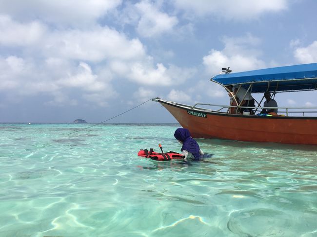 「久しぶりにマレーシア行きたいね」<br />という話になり、航空券を探していたらシンガポール行きの安い航空券を発見し、そこからいけるマレーシアのどこかに行こうという話に。<br /><br />嫁さんが「ティオマン島なら、シンガポールからフェリーが出てるよ」という10年以上前の情報を披露し、とりあえずシンガポール発着の航空券確保。<br /><br />その後、ちゃんと調べてみたらシンガポールからのフェリーはなくなっていてメルシンからしかないことが判明。<br /><br />結局、成田を出発してティオマン島についたのは3日目でした・・・。<br /><br />でものんびりの道中も意外といいかもよ。<br />（ちなみにクアラルンプールから飛行機に乗れば1時間で着きます）<br /><br />【日程】（今回の旅行記）<br />　★5月2日　成田→シンガポール<br />　★5月3日　シンガポール→メルシン<br />　★5月4日　メルシン→ティオマン島<br />　★5月5日　ティオマン島<br />　　5月6日　ティオマン島<br />　　5月7日　ティオマン島→メルシン→ジョホール・バル<br />　　5月8日　ジョホールバル→シンガポール<br />　　5月9日　シンガポール→成田<br />