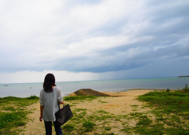 やってきました~ヽ(^。^)ノ沖縄姉妹旅♪<br />妹が家を空けられるのが、どうしてもこの時期しかなく今回も梅雨の沖縄です。<br />去年たまたま梅雨の晴れ間で、晴天の沖縄を満喫出来たので、今回も梅雨の時期と<br />言っても、早々雨ばかり降り続かないだろう!と高を括っておりました(^_^;)<br />ところがところが、今回は雨と曇りで綺麗な海を見る事が出来ませんでした<br />ので、沖縄らしい旅行記ではありません・・・・(;へ:)<br />食べ歩き&ホテルホッピングの旅行記みたくなってしまった気がします。<br />ガッカリされずに最後までお付き合いお願いします♪