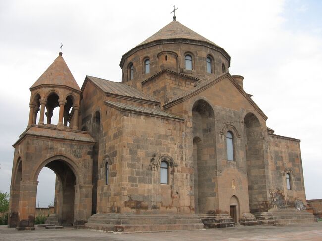 【エレバンからの遠足】<br /><br />エチミアジンは、アルメニア正教の総本山。<br /><br />当初、ここを訪れるつもりはなかった。<br />ここは敬虔なキリスト教徒が訪れるべき場所であり、異教徒の私が行っても「なにか失礼な行為をしたりしないか」と気が張るばかりで、私の望む体験はできそうにないと思ったから。<br /><br />しかしエレバンの街がとっても居心地よくて、予定外に延泊することにした。<br /><br /><br />で、どこに行こうか？　と考えたところ、行ってみたい『ゲガルド修道院』も『ホル・ヴィラップ修道院』も交通の便が良くなさそう。<br />結局、不安なく行けそうな近郊の世界遺産を訪れることにした。<br /><br /><br /><br />【旅程】<br />□04/22　出国　仁川空港泊　<br />□04/23　バス泊<br />□04/24　トラブゾン泊<br />□04/25　バス泊<br />□04/26　トビリシ泊<br />□04/27　トビリシ泊<br />□04/28　トビリシ泊<br />□04/29　列車泊<br />□04/30　エレバン泊<br />□05/01　エレバン泊<br />■05/02　エレバン泊<br />□05/03　アラヴェルディ泊<br />□05/04　クタイシ泊<br />□05/05　クタイシ泊<br />□05/06　クタイシ泊<br />□05/07　スフミ泊<br />□05/08　スフミ泊<br />□05/09　スフミ泊<br />□05/10　バトゥミ泊<br />□05/11　バス泊<br />□05/12　イスタンブール泊<br />□05/13　機内泊<br />□05/14　帰国<br /><br /><br />為替レート：1ユーロ≒122円　　1ドラム≒0.23円
