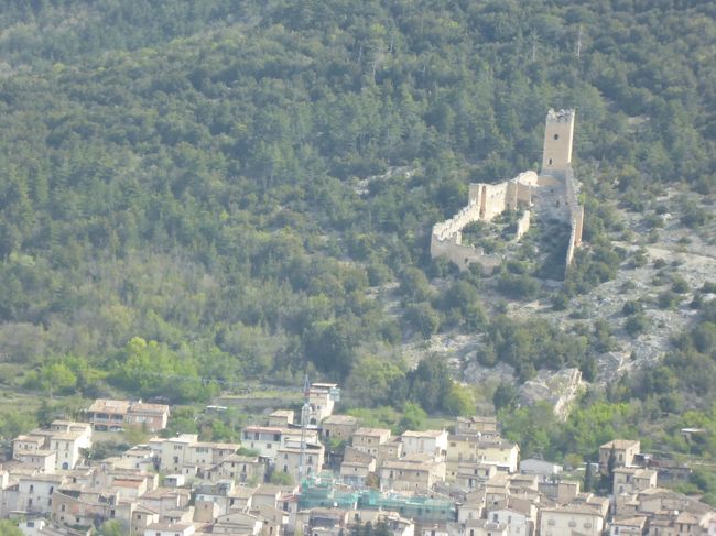 春の優雅なアブルッツォ州/モリーゼ州　古城と美しき村巡りの旅♪　Vol109(第5日)　☆L'Aquilaから数多の古城を眺めながらBominacoへ♪