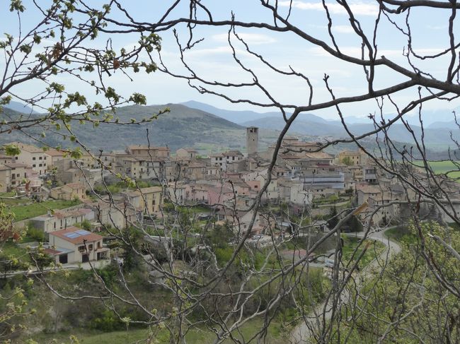 春の優雅なアブルッツォ州/モリーゼ州　古城と美しき村巡りの旅♪　Vol110(第5日)　☆Bominacoの手前にある美しい村「Caporciano」を眺めて♪