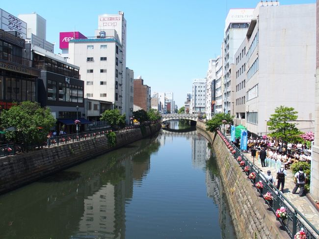 毎年5月に行われています堀川フラワーフェスティバルの堀川クルーズに乗船してみました<br />市民参加のハンギングバスケットベゴニアに納屋橋沿いは彩られ素敵に変身、川水ももっときれいだと良いのですが・・・<br />堀川クルーズ5/20土第4便13：45から45分中学バレー部女子友と乗船してきました、意外と4便は空いていて6人のみ、ガイドさんの解説よく聞こえて堀川の歴史に感心、21日日曜日も1000円で乗船可能で楽しめますのでおすすめです、堀川もっときれいな川に！（来週は27日土曜日ゴンドラ500円のみで堀川クルーズ1000円は無)<br /><br />乗船後、栄の妙香園ギャラリー6階で開催中(5/19-5/28)のアフリカタンザニアアートティンガティンガ展にお邪魔してドトールコーヒーショップのケーキセット580円いただいて、栄界隈を散歩して帰りました<br /><br />堀川七橋<br />　堀川ができたころにかけられた橋を「堀川七橋（ほりかわななはし）」とよびます。<br />上流から五条橋（ごじょうばし）、中橋（なかばし）、伝馬橋（てんまばし）、納屋橋（なやばし）、日置橋（ひおきばし）、古渡橋（ふるわたりばし）、尾頭橋（おとうばし）です。<br />　伝馬橋は名古屋と中山道（なかせんどう）の垂井宿（たるいじゅく）を結ぶ美濃街道（みのかいどう）がとおっていました。尾頭橋は東海道の脇街道（わきかいどう、今のバイパス）で、熱田から佐屋（さや）を通り桑名（くわな）まで続く佐屋街道（さやかいどう）が通っていました。どちらも大名行列など、たくさんの旅人がとおり、にぎやかな橋でした。<br />　また、七橋のうち五条橋と伝馬橋は清洲（きよす）の五条川にかけられていた橋を名古屋に運んできたと伝えられています。<br />　川が広い下流部には橋がなく、人々は今の大瀬子橋（おおせこばし）や白鳥橋（しろとりばし）などの所にあった、渡し船を利用していました。　　<br />堀川の歴史ＨＰより<br /><br />堀川の開削<br />http://www.city.nagoya.jp/ryokuseidoboku/page/0000003531.html<br />名古屋市史跡散策路ＨＰより<br /><br />ドニチエコきっぷ600円<br /><br />　堀川を花と灯りでにぎわいを<br />堀川フラワーフェスティバル第11回<br />　　2017年5月12日(金)～27日(土)　【入場無料】<br /><br />納屋橋クーポン<br />ご利用可能期間／2017/4/13（木）～2017/5/31（水）<br />　販売価格／１シート４枚つづりで1,000円<br />　参加店舗一覧／ＨＰご覧ください<br />　クーポン販売箇所／名駅チケット納屋橋店、リッチモンドホテル名古屋納屋橋、ロイヤルガーデンカフェ、お好み焼道場　八代、やきとり　龍星、Luakala THE STORE、納屋橋TWILO、宮鍵、めるはーば、納屋橋ホルモン、名古屋ビーズホテル、マカロニクラブ　納屋橋店、猿カフェ　納屋橋店、高山額縁店<br /><br /><br />春の堀川クルーズ　<br />開催日程／2017月5月13日（土）、14日（日）、20日（土）、21日（日）　　１日６便　所要時間45分（10:00出航～15:45出航）<br />　料金／大人1名　1,000円（納屋橋クーポン4枚）、小学生以下1名　500円（納屋橋クーポン2枚）<br />　集合／納屋橋船着場（納屋橋～松重閘門付近～五条橋付近～納屋橋）<br /><br />ゴンドラ乗船<br />運航日／2017月4月22日（土）、23日（日）、5月13日（土）、14日（日）、20日（土）、21日（日）、27日（土）<br />　運航時間／11:00～16:00（毎時00分、20分、40分出航）【雨天欠航】<br />　運航区間／錦橋～納屋橋間（所要時間約15分）<br />　運航料金／大人1名　500円、小学生以下1名　300円（納屋橋クーポンの場合、全て一人１枚）<br />　集合／4月の運航日：納屋橋船着場、5月の運航日：錦橋みのりの広場臨時乗船場<br />　　※ゴンドラは4人乗りで，定員未満の場合は相席になる可能性があります．乳幼児は無料．<br /><br />バラカ主催ティンガティンガ原画展2017＠名古屋<br />「共に、生きる。～地球へのオマージュ＜憧憬＞～」<br />【第10回 名古屋展】　入場無料<br />▼日程：5/19（金）～5/28（日）<br />　　　　月～木　10:00～17:00<br />　　　　金土日　10:00～18:00　<br />　　　　　　（最終日5/28は、16:00まで）<br />▼会場：妙香園画廊　6F<br />　　　　名古屋市中区栄3丁目14-14